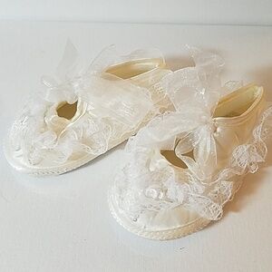 Pale Cream Lacy Shoes Size 13 5 1/4" x 2 1/4"